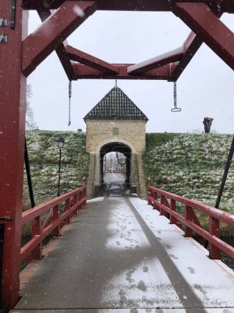 Téléchargez les photos : Pont sur le canal en hiver aux Pays-Bas - en image libre de droit