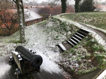 Téléchargez les photos : Musée militaire historique en plein air en hiver aux Pays-Bas - en image libre de droit