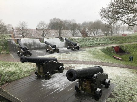 Téléchargez les photos : Musée militaire historique en plein air en hiver aux Pays-Bas - en image libre de droit