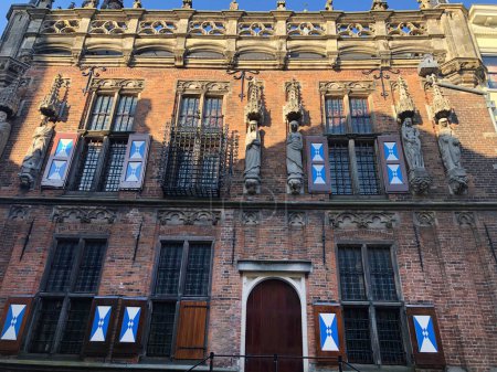 Téléchargez les photos : Ancien bâtiment historique dans la ville de Hollande - en image libre de droit