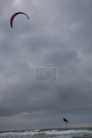 Téléchargez les photos : Les gens font du kitesurf dans la mer - en image libre de droit