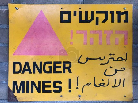 Téléchargez les photos : Panneau info "Mines dangereuses" sur le mur - en image libre de droit