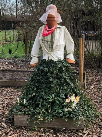 Téléchargez les photos : Statue femme drôle dans le jardin - en image libre de droit