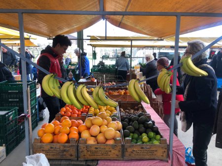 Téléchargez les photos : Pays-Bas - 19 février 2022 : Fruits vendus sur le marché agricole ou foire - en image libre de droit