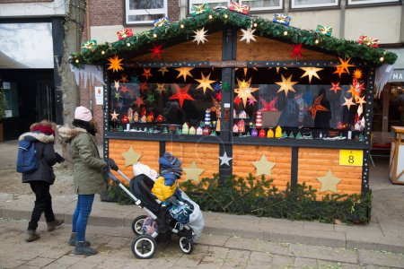 Téléchargez les photos : Amsterdam, Pays-Bas - 17 décembre 2022 : Foire de Noël traditionnelle à Amsterdam - en image libre de droit