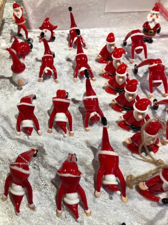 Foto de Amsterdam, Países Bajos - 17 de diciembre de 2022: Santa Claus habla de la tradicional feria de Navidad en Ámsterdam - Imagen libre de derechos