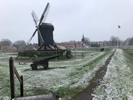 Téléchargez les photos : Moulin à vent hollandais traditionnel en hiver - en image libre de droit