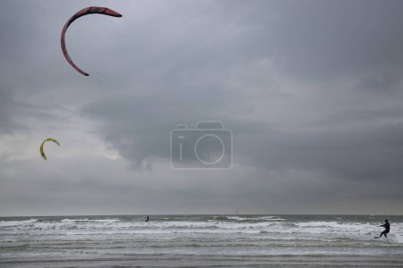 Téléchargez les photos : Les gens font de la planche à voile dans la mer - en image libre de droit