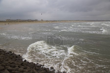 Téléchargez les photos : Vagues de tempête sur la côte maritime - en image libre de droit