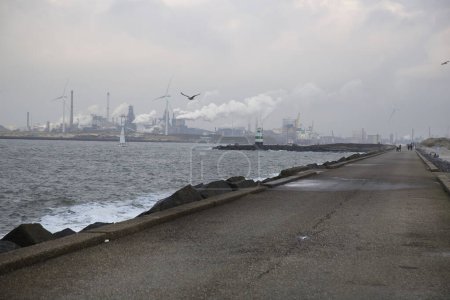 Foto de Plantas industriales en la costa marítima - Imagen libre de derechos