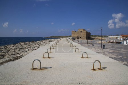 Téléchargez les photos : Promenade dans la ville méditerranéenne en journée ensoleillée - en image libre de droit