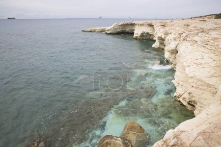 Foto de Hermosa piedra rocosa costa del mar - Imagen libre de derechos