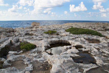 Téléchargez les photos : Belle pierre rocheuse côte de la mer - en image libre de droit