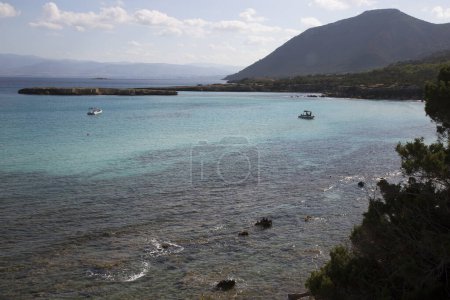 Téléchargez les photos : Belle côte méditerranéenne en Grèce - en image libre de droit