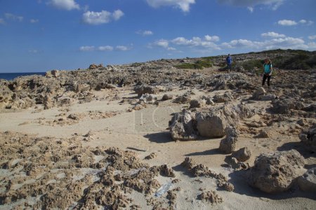 Téléchargez les photos : Belle côte rocheuse en pierre de mer en Grèce - en image libre de droit