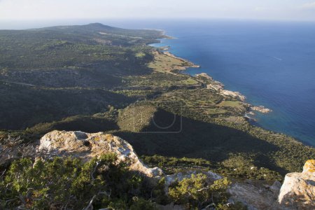 Foto de Hermosa vista sobre la costa del mar desde la colina de montaña - Imagen libre de derechos