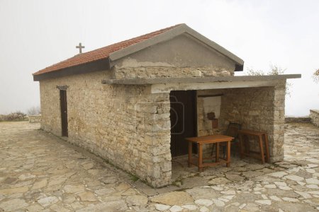 Téléchargez les photos : Ancien monastère orthodoxe de briques en Grèce - en image libre de droit