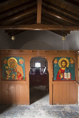 Téléchargez les photos : Intérieur du monastère orthodoxe en Grèce - en image libre de droit