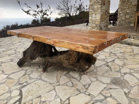 Foto de Antigua mesa de madera cerca de casa - Imagen libre de derechos