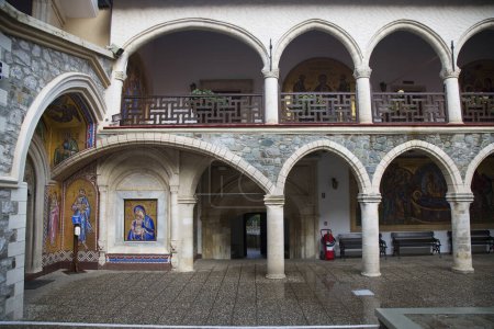 Téléchargez les photos : Cour de belle église orthodoxe en Grèce - en image libre de droit