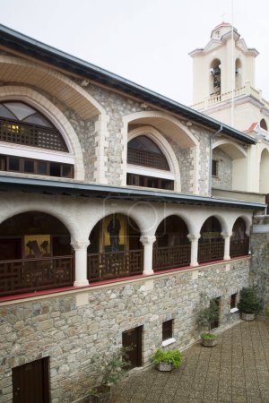 Téléchargez les photos : Cour de belle église orthodoxe en Grèce - en image libre de droit