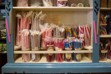 Téléchargez les photos : Gros plan de bonbons colorés dans la boutique - en image libre de droit