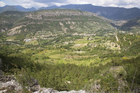 Téléchargez les photos : Petit village haut dans les Alpes françaises. Beau paysage de montagne. - en image libre de droit