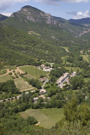 Foto de Pequeño pueblo en lo alto de los Alpes franceses. Hermoso paisaje de montaña. - Imagen libre de derechos