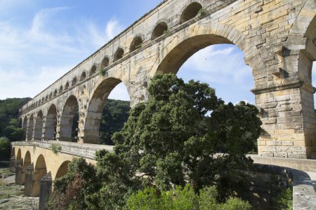 Foto de Antiguo puente romano del acueducto y viaducto de Gard, el más alto de todos los puentes romanos antiguos, cerca de Nimes en el sur de Francia. - Imagen libre de derechos