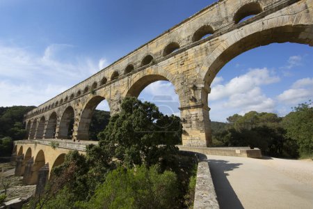 Das antike römische Aquädukt Pont du Gard und die Viaduktbrücke, die höchste aller antiken römischen Brücken, in der Nähe von Nimes in Südfrankreich.