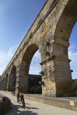 Téléchargez les photos : Détails de l'ancien pont romain du Gard aqueduc et pont viaduc, le plus haut de tous les anciens ponts romains, près de Nîmes dans le sud de la France. - en image libre de droit
