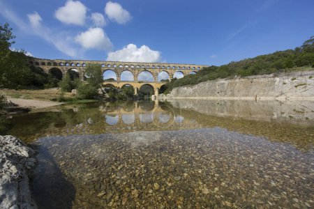 Téléchargez les photos : Ancien pont romain du Gard aqueduc et pont viaduc, le plus haut de tous les anciens ponts romains, près de Nîmes dans le sud de la France. - en image libre de droit