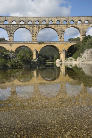 Foto de Antiguo puente romano del acueducto y viaducto de Gard, el más alto de todos los puentes romanos antiguos, cerca de Nimes en el sur de Francia. - Imagen libre de derechos