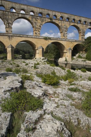 Téléchargez les photos : Ancien pont romain du Gard aqueduc et pont viaduc, le plus haut de tous les anciens ponts romains, près de Nîmes dans le sud de la France. - en image libre de droit