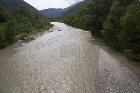Foto de Paisaje de la naturaleza con río de montaña furioso - Imagen libre de derechos