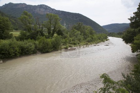 Foto de Paisaje de la naturaleza con río de montaña furioso - Imagen libre de derechos