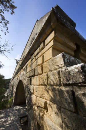Foto de Detalles del antiguo puente romano del acueducto de Gard y el puente del viaducto, el más alto de todos los puentes romanos antiguos, cerca de Nimes en el sur de Francia. - Imagen libre de derechos