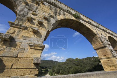 Foto de Detalles del antiguo puente romano del acueducto de Gard y el puente del viaducto, el más alto de todos los puentes romanos antiguos, cerca de Nimes en el sur de Francia. - Imagen libre de derechos