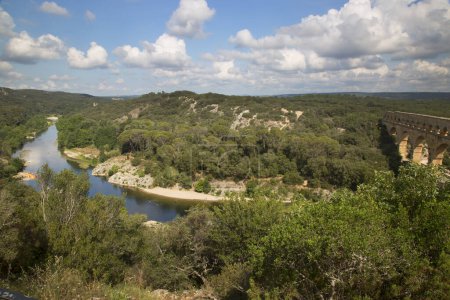 Foto de Cañón del río Gardon y Puente de Pont du Gard, cerca de Nimes, Francia - Imagen libre de derechos