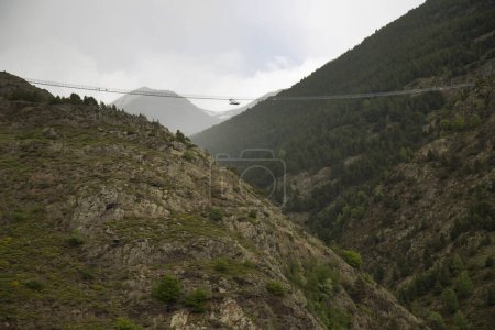 Téléchargez les photos : Pont tibétain au-dessus de Vall del Riu à Canillo, deuxième plus long pont tibétain au monde. - en image libre de droit