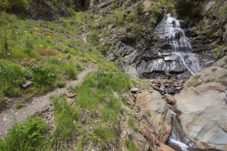Téléchargez les photos : Beau paysage de cascade en montagne en été - en image libre de droit