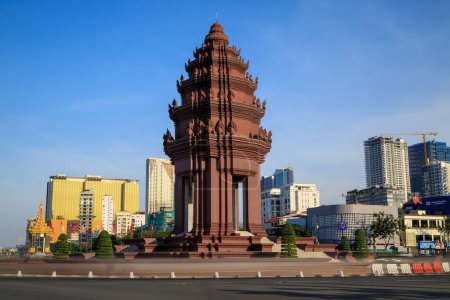 Foto de Phnom Penh, Camboya - 3 de diciembre de 2022: Monumento a la Independencia es un monumento en Phnom Penh. Camboya Construido para conmemorar la declaración de independencia de Francia en 1953. - Imagen libre de derechos