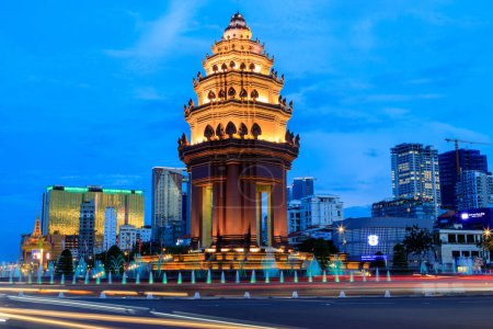 Téléchargez les photos : Phnom Penh, Cambodge - 3 décembre 2022 : Monument de l'Indépendance est un monument à Phnom Penh. Cambodge Construit pour commémorer la déclaration d'indépendance de la France en 1953. - en image libre de droit