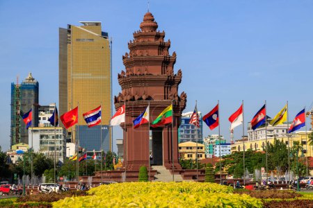 Foto de Phnom Penh, Camboya - 29 de noviembre de 2022: Monumento a la Independencia y Norodom Sihanouk Estatua de paisaje urbano en Phnom Penh, Camboya. - Imagen libre de derechos