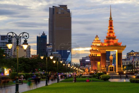 Téléchargez les photos : Phnom Penh, Cambodge - 6 décembre 2022 : Monument de l'Indépendance et Statue Norodom Sihanouk Paysage urbain de Phnom Penh, Cambodge. - en image libre de droit