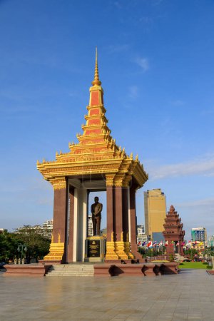 Téléchargez les photos : Phnom Penh, Cambodge - 29 novembre 2022 : Monument de l'Indépendance et Statue Norodom Sihanouk Paysage urbain de Phnom Penh, Cambodge. - en image libre de droit