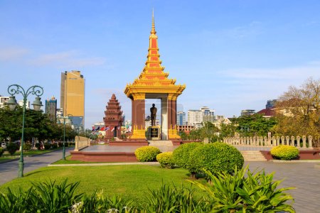 Foto de Phnom Penh, Camboya - 29 de noviembre de 2022: Monumento a la Independencia y Norodom Sihanouk Estatua de paisaje urbano en Phnom Penh, Camboya. - Imagen libre de derechos