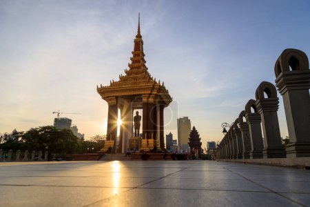 Téléchargez les photos : Phnom Penh, Cambodge - 29 novembre 2022 : Monument de l'Indépendance et Statue Norodom Sihanouk Paysage urbain de Phnom Penh, Cambodge. - en image libre de droit