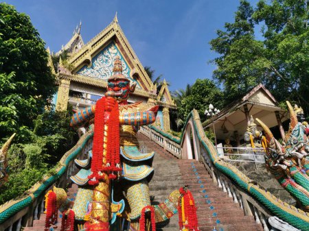 Téléchargez les photos : Entrance to Wat Khao Rang a buddhist Thai temple on the island of Phuket, Thailand. - en image libre de droit