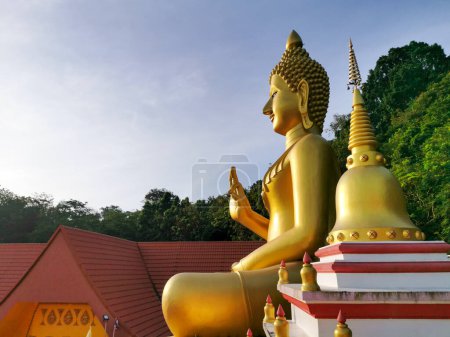 Foto de Un Buda sentado en Wat Khao Rang Samakkhitham un templo budista tailandés en Phuket, Tailandia. Budismo tailandés y concepto de cultura. - Imagen libre de derechos